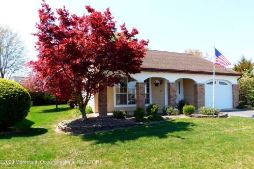 62 Hastings Rd, Lakehurst, NJ 08759-6736