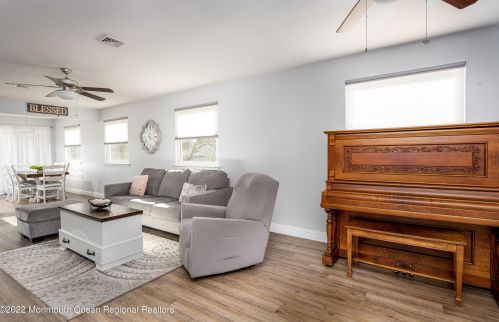 37 Franklin Ln, Lakehurst, NJ 08759-1842
