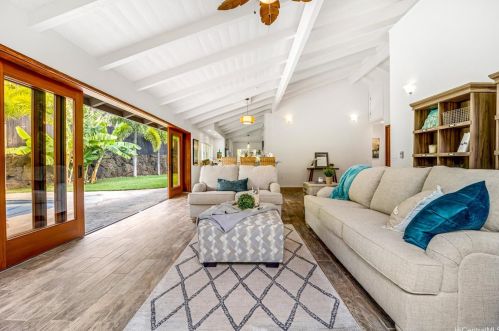 1091 Kalapaki St, Honolulu HI  96825-2710 exterior