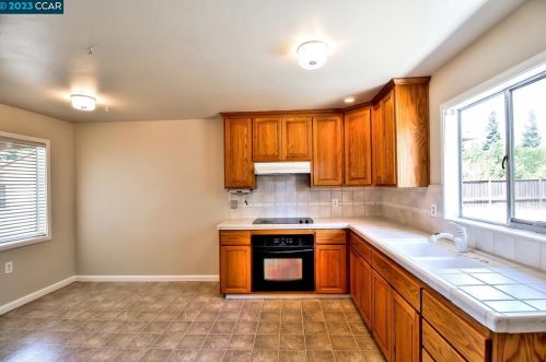 1111 Elm St, Lodi, CA 95240-1813
