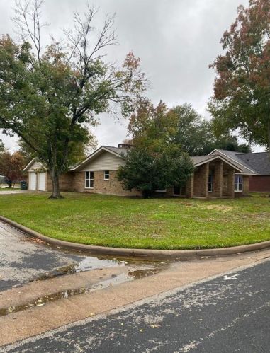 108 Pine Valley St, Huntsville, TX 77320-3006