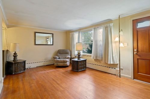 6444 Richmond Ave, Willowbrook, IL 60527-1843