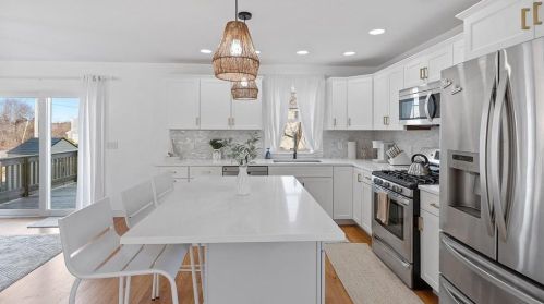 392 Forest Ave, Middletown RI  02842-4627 exterior