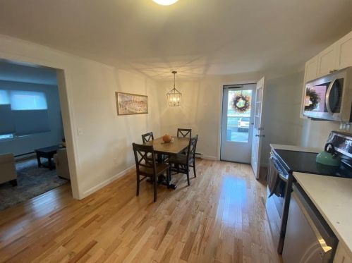 32 Middleton Ave, Middletown RI  02840-3640 exterior