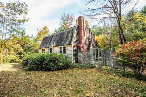 668 River Rd, Henniker, NH 03242-4345