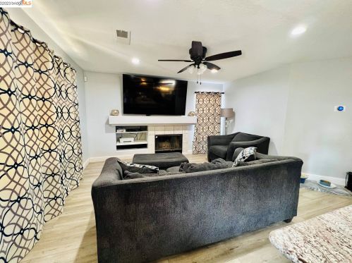 395 Catalina Pl, Manteca, CA 95337-8302