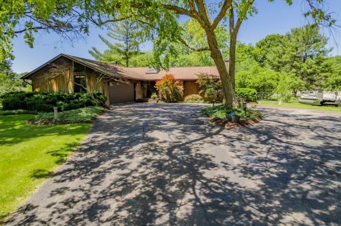 1652 Shaw Woods Dr, Rockford, IL 61107-1771