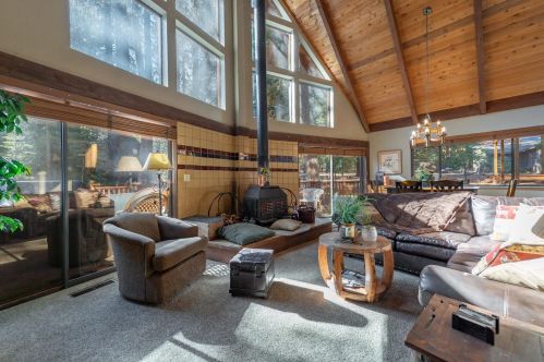 13957 Ramshorn St, Truckee, CA 96161-7159