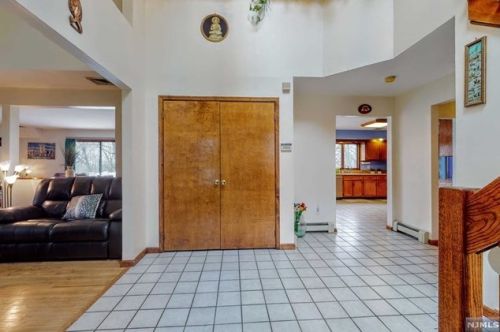 34 Malcolm Pl, Mahwah, NJ 07430-1921