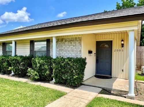 2005 Cedarwood Dr, Carrollton TX  75007-5406 exterior