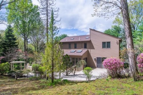 1 Wood Chase Ln, Kinnelon, NJ 07405-3334