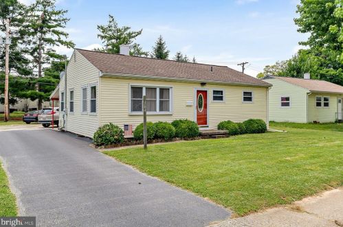 704 Kelly Dr, York, PA 17404-2433