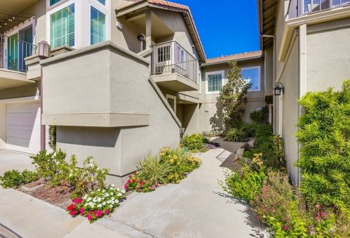 512 Hollydale Ln, Anaheim, CA 92808-1921