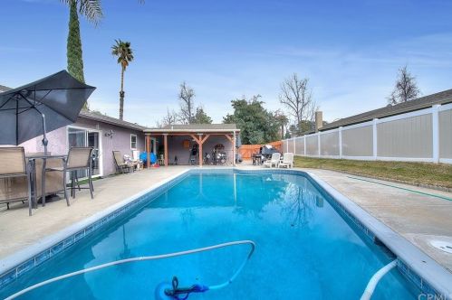 2742 Gleason Ct, Riverside CA  92506-4325 exterior