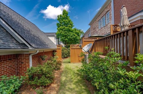 2308 English Ivy Ct, Atlanta GA  30339-6797 exterior