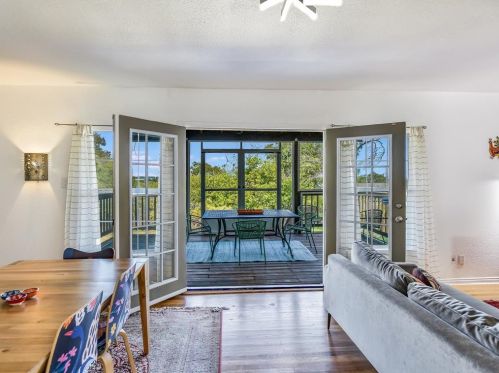 6207 Betty Cook Dr, Austin TX  78723-3313 exterior