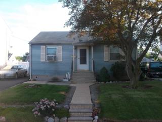 82 Canal St, Iselin, NJ 08830-1907