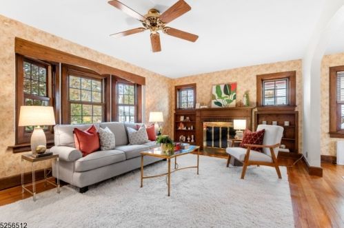 6 Bradley Ter, Town Center, NJ 07052-4002