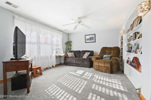 5 Kings Ct, Jackson Twp, NJ 08527-1817