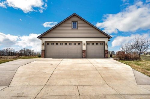 936 Snowbird Dr, Red Wing, MN 55066-7178