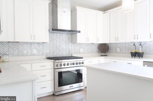 7016 Ridgeway Dr, Springfield VA  22150-3028 exterior