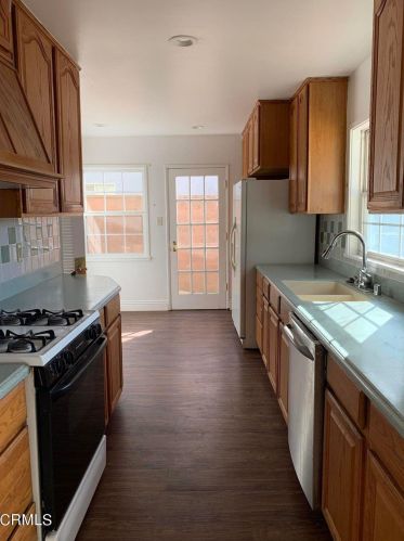 445 Vine Pl, Oxnard, CA 93033-6017