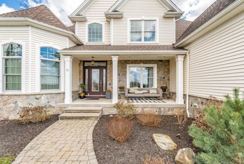 11 Daisy Ln, Ellington, CT 06029-3239