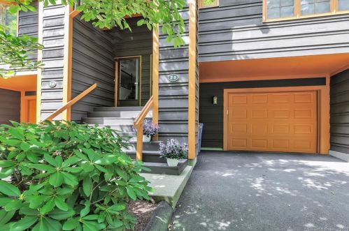 29 Tamarac Ridge Cir, Huntington, CT 06484-2983