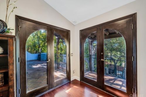 1664 Las Flores Dr, Glendale CA  91207-1200 exterior