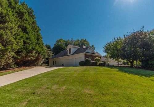 840 Cedar Creek Dr, Suwanee GA  30024-6804 exterior