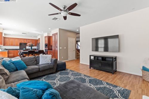 142 Kelley Mist Ln, Tracy, CA 95377-7064