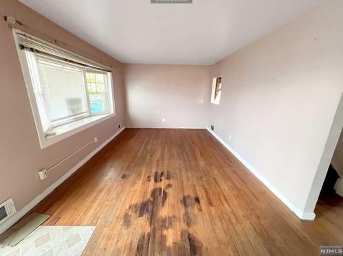 228 Windsor Rd, Wood-Ridge, NJ 07075-1116