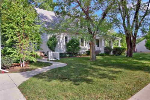 201 6th St, Newton, KS 67114-2215