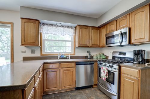 649 Sunrise Ct, Carol Stream IL  60188-1683 exterior