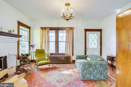 9011 Colesville Rd, Silver Spring MD 20910-1653 exterior