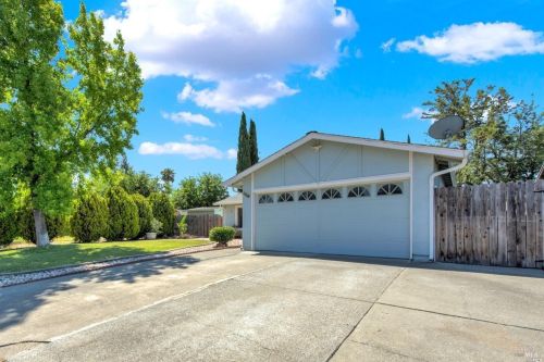 736 Northampton Dr, Vacaville, CA 95687-6728