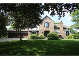 884 Scenic Ct, Saint Paul, MN 55126-9120