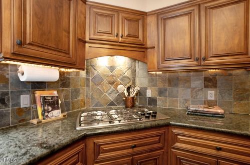 2036 Montecito Dr, Glendale CA  91208-1824 exterior