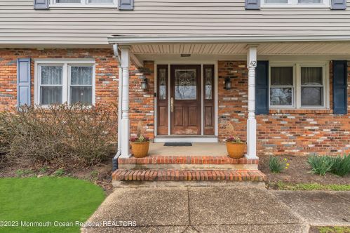 42 Dwight Dr, Tinton Falls, NJ 07712-3653