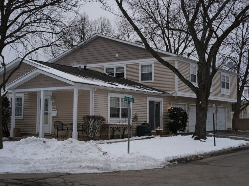 1202 Spur Ct, Wheeling, IL 60090-2321