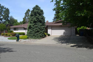 3720 Riverview Dr, Redding, CA 96001-3930
