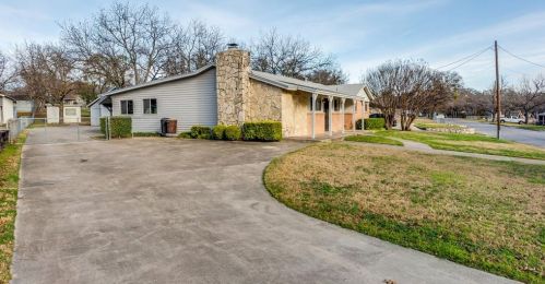 129 Shoreline Dr, Azle, TX 76020-4033