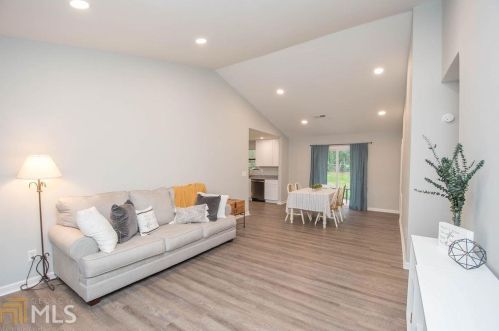 2 Silverwood Dr, Newnan, GA 30265-1107