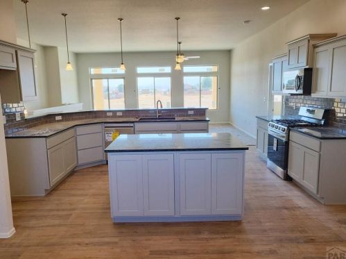 1054 Meadowmoor Dr, Pueblo, CO 81007-4044