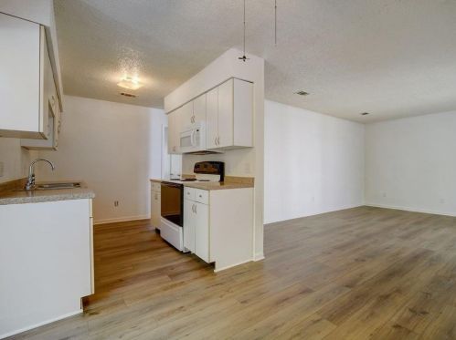 404 Dittmar Rd, Austin TX  78745-7004 exterior