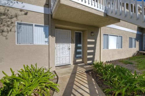 1304 Palomar Pl, Vista, CA 92084-3563