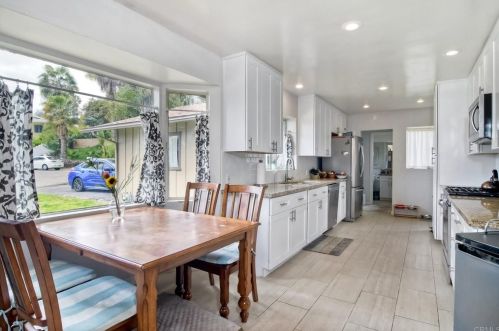 237 Ardys Pl, Vista CA  92084-5118 exterior