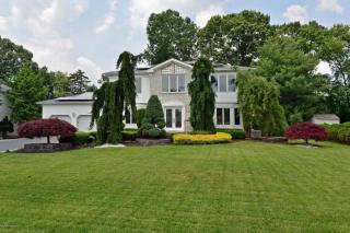 4 Iroquois Dr, Millstone Township, NJ 07726-4625