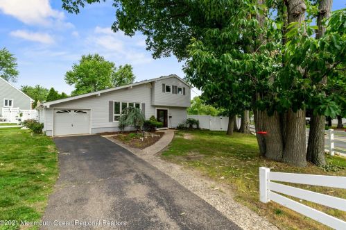 2 Gibson Dr, Hazlet, NJ 07730-2621