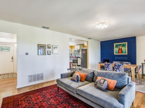 6207 Betty Cook Dr, Austin TX  78723-3308 exterior